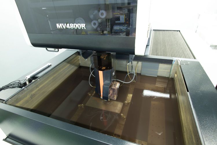ワイヤー加工機